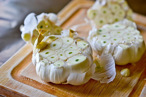 Roasted Garlic, Chicken & Herb Flatbread Pizza-1
